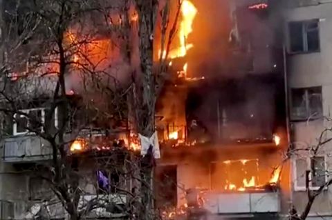Tag zehn des Ukraine-Kriegs: Riesige Feuersäule an Flughafen – Raketen bei Flug auf Mariupol gefilmt