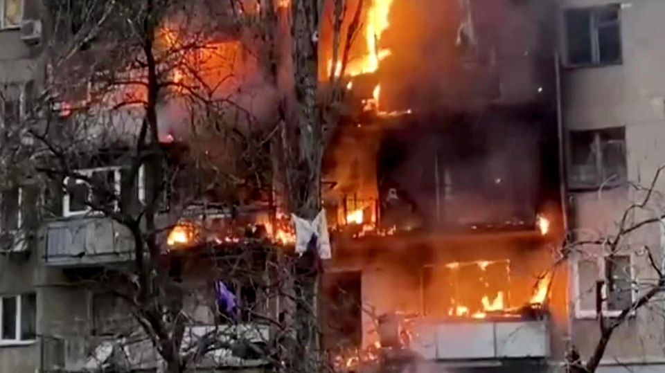 Day ten of the Ukraine war: Huge column of fire at the airport – rockets filmed in flight at Mariupol
