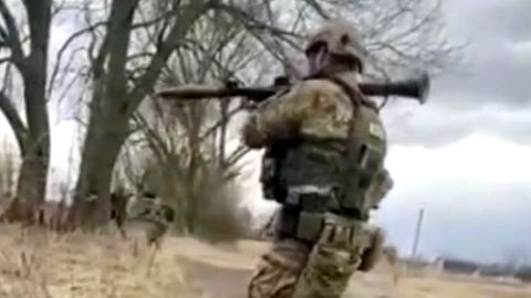 Bodycam-Aufnahmen zeigen: Ukrainische Spezialeinheit bekämpft russische Militärfahrzeuge