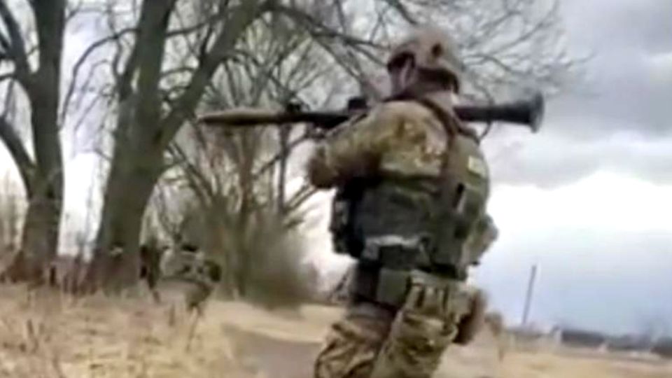 Bodycam-Aufnahmen zeigen: Ukrainische Spezialeinheit bekämpft russische Militärfahrzeuge Bodycam-Aufnahmen zeigen: Ukrainische Spezialeinheit bekämpft russische Militärfahrzeuge