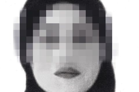 Verpixeltes schwarz-weiß Porträt einer Frau mit Kopftuch