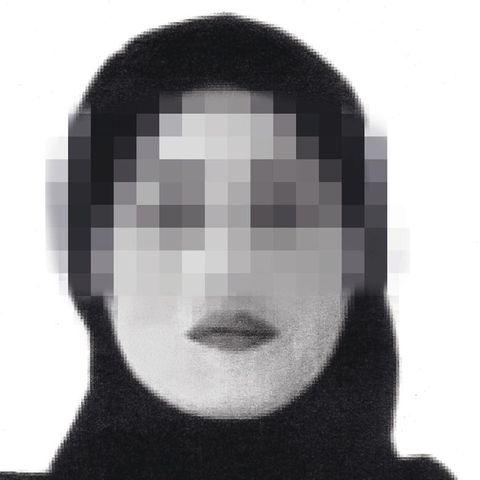 Verpixeltes schwarz-weiß Porträt einer Frau mit Kopftuch