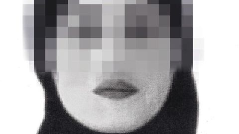Verpixeltes schwarz-weiß Porträt einer Frau mit Kopftuch