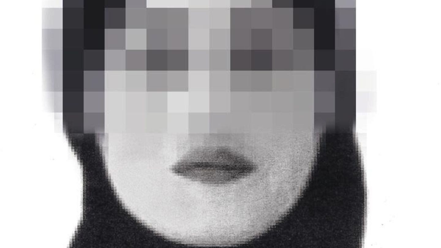 Frauenmord 07_2022 / Maryam H. / Bilder in bestmöglicher Auflösung durch Bildtechnik bearbeitet. Noch keine Freigabe durch die Rechtsabteilung. Bilder entstammen Unterlagen, sind allerdings nur eingescannt. Verpixeltes schwarz-weiß Porträt einer Frau mit Kopftuch