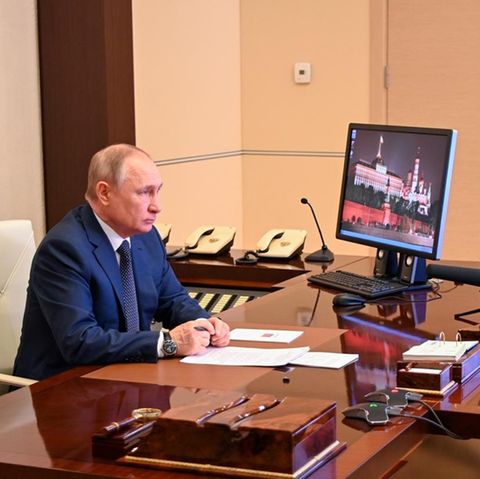 Wladimir Putin sitzt an einem Computer