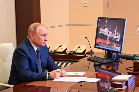 Wladimir Putin sitzt an einem Computer