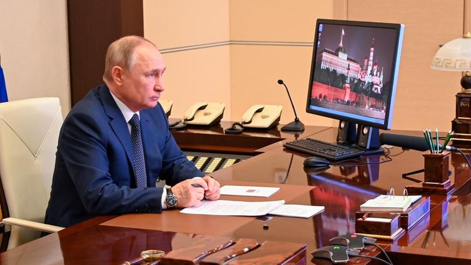 Wladimir Putin sitzt an einem Computer