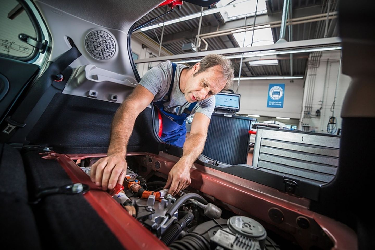 Auch bei Elektrofahrzeugen wird die Wartung durch die Werkstätten wichtig sein
