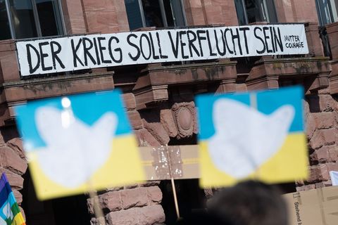 Protest gegen Ukraine-Krieg: "Der Krieg soll verflucht sein" steht auf einem Banner am Staatstheater Mainz.