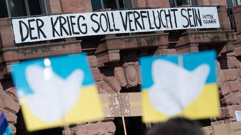 Protest gegen Ukraine-Krieg: "Der Krieg soll verflucht sein" steht auf einem Banner am Staatstheater Mainz.
