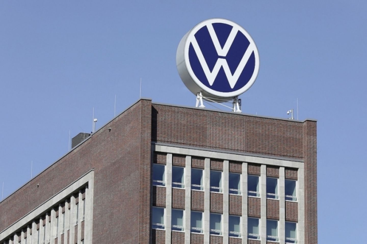 Der VW-Konzern ist mit einem Marktanteil von zwölf Prozent beziehungsweise 204.000 Fahrzeugen in Russland engagiert