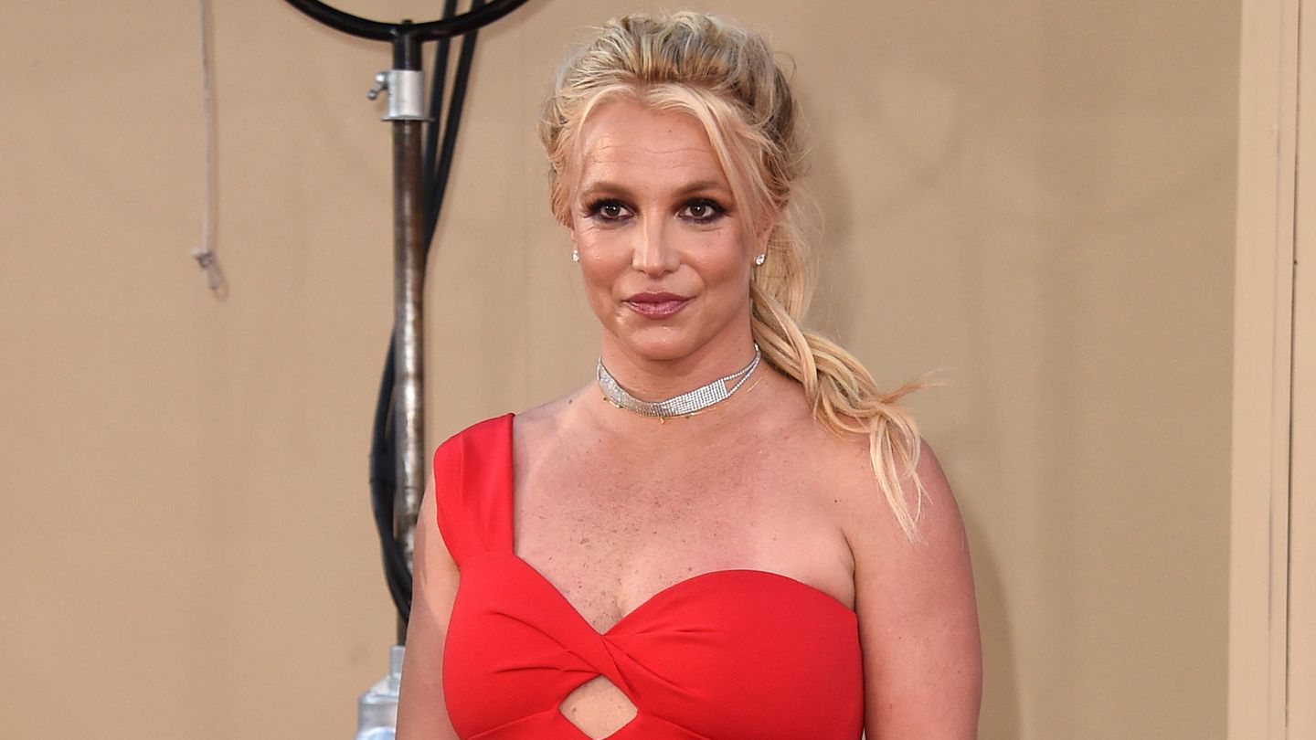Britney Spears demands consequences for her family