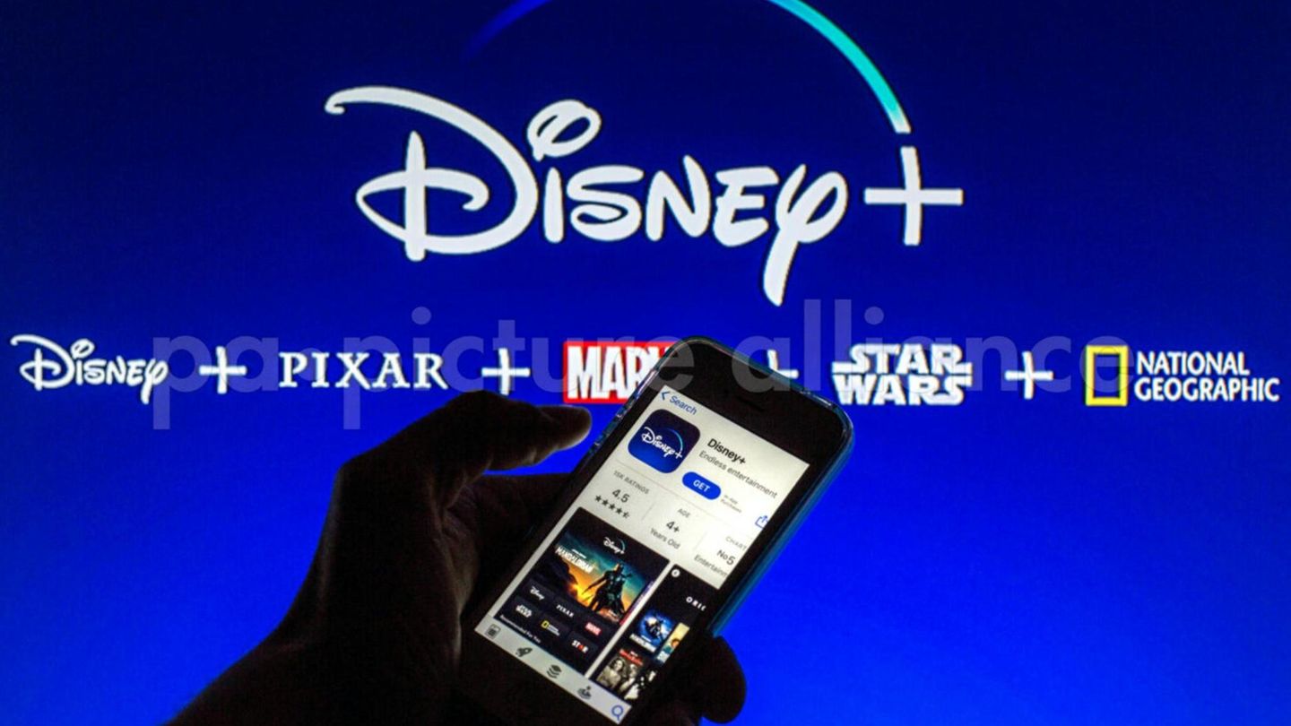 7. März 2022  Der Streaminganbieter Disney Plus bietet vielleicht schon bald ein zweites, günstigeres Abo-Modell an. Die Idee: Die monatliche Abogebühr soll verringert werden, dafür gibt es Werbung zu sehen. In den USA wird das Modell schon Ende des Jahres starten, im Rest der Welt soll es 2023 eingeführt werden. Das geht aus einer Mitteilung von Disney Plus hervor, die auf dem Portal "Business Wire" veröffentlicht wurde. Aktuell beträgt die monatliche Gebühr 8,99 Euro, das Jahresabo kostet 89,99 Euro. Wie hoch der Preis für einen Zugang mit Werbung sein soll, ist bisher noch nicht bekannt. Zugänge ohne Werbung wird es aber weiterhin geben. Disney Plus will so seine angestrebten Abonnentenzahlen erreichen: Bis 2024 sollen es 230 bis 260 Millionen Nutzerinnen und Nutzer sein. 