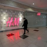Der schwedische Moderiese H&M hat seine Läden in Russland (wie hier in St. Petersburg) bis auf Weiteres dicht gemacht, zahlreiche andere Händler tun es ihm gleich. Der spanische Zara-Konzern Inditex schließt vorübergehend 500 Geschäfte, darunter 86 Zara-Läden. Auch Mango, Levi's, Hugo Boss und viele weitere Modekonzerne stellen ihre Russland-Geschäfte ein.