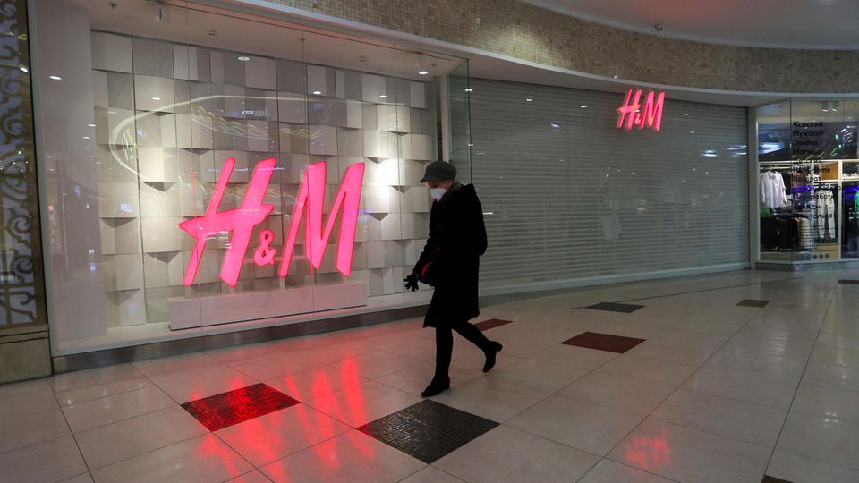 Der schwedische Moderiese H&M hat seine Läden in Russland (wie hier in St. Petersburg) bis auf Weiteres dicht gemacht, zahlreiche andere Händler tun es ihm gleich. Der spanische Zara-Konzern Inditex schließt vorübergehend 500 Geschäfte, darunter 86 Zara-Läden. Luxusmarkenhersteller LVMH schließt 124 Läden, auch Prada, Hermès oder Kering machen zu.