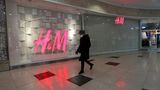 Der schwedische Moderiese H&M hat seine Läden in Russland (wie hier in St. Petersburg) bis auf Weiteres dicht gemacht, zahlreiche andere Händler tun es ihm gleich. Der spanische Zara-Konzern Inditex schließt vorübergehend 500 Geschäfte, darunter 86 Zara-Läden. Auch Mango, Levi's, Hugo Boss und viele weitere Modekonzerne stellen ihre Russland-Geschäfte ein.