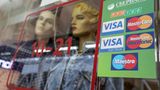Visa, Mastercard und American Express setzen ihre Geschäfte in Russland aus. Kreditkarten von nicht-russischen Banken können in Russland nicht mehr eingesetzt werden. Von russischen Banken ausgestellte Karten der drei US-Zahlungsanbieter funktionieren nicht mehr im Ausland und können in Russland nur noch bis zum Ablaufdatum verwendet werden. Paypal hat seinen Dienst in Russland ebenfalls gestoppt. Visa und Mastercard hatten 2020 einen Anteil an 74 Prozent bei Debit- und Kreditkartenzahlungen in Russland. Nun arbeiten zahlreiche russische Institute fieberhaft an der Einführung chinesischer Kreditkarten.