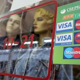 Visa, Mastercard und American Express setzen ihre Geschäfte in Russland aus. Kreditkarten von nicht-russischen Banken können in Russland nicht mehr eingesetzt werden. Von russischen Banken ausgestellte Karten der drei US-Zahlungsanbieter funktionieren nicht mehr im Ausland und können in Russland nur noch bis zum Ablaufdatum verwendet werden. Paypal hat seinen Dienst in Russland ebenfalls gestoppt. Visa und Mastercard hatten 2020 einen Anteil an 74 Prozent bei Debit- und Kreditkartenzahlungen in Russland. Nun arbeiten zahlreiche russische Institute fieberhaft an der Einführung chinesischer Kreditkarten.