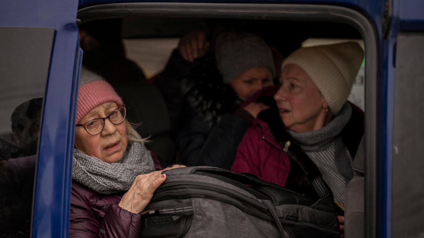 Frauen schauen aus einem Autobus