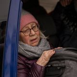 Frauen schauen aus einem Autobus