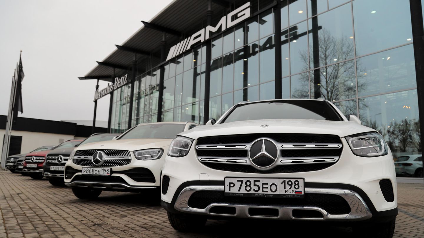 BMW und Mercedes-Benz haben wie VW den Export nach Russland und die Produktion vor Ort beendet. Der weltweit größte Lastwagenbauer Daimler Truck hat seine Kooperation mit dem russischen Lkw-Hersteller Kamaz eingestellt. Toyota hat sein Werk in Sankt Petersburg geschlossen. Weitere europäische, asiatische und amerikanische Autobauer stoppen die Produktion in dem Land und stellen den Export nach Russland ein. Gleiches gilt für die deutschen Zulieferer Continental und ZF Friedrichshafen. 