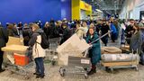 Ikea hat seine Russland-Aktivitäten eingestellt. 17 Möbelhäuser und drei Produktionsstätten der Schweden wurden vorübergehend geschlossen. 15.000 Mitarbeiter sind betroffen. Am letzten Tag vor der Schließung der Ikea-Filialen kam es zu einem Massenansturm und langen Schlangen in mehreren russischen Städten.