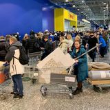 Ikea hat seine Russland-Aktivitäten eingestellt. 17 Möbelhäuser und drei Produktionsstätten der Schweden wurden vorübergehend geschlossen. 15.000 Mitarbeiter sind betroffen. Am letzten Tag vor der Schließung der Ikea-Filialen kam es zu einem Massenansturm und langen Schlangen in mehreren russischen Städten.