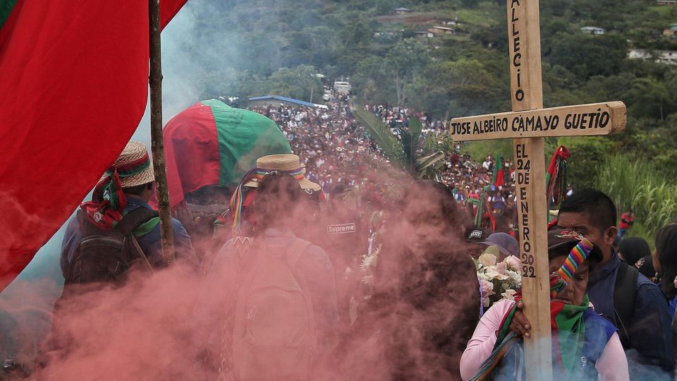 Kolumbien Drogen Ein Beerdigungs-Zug nach dem Tod eines indigenen Führers