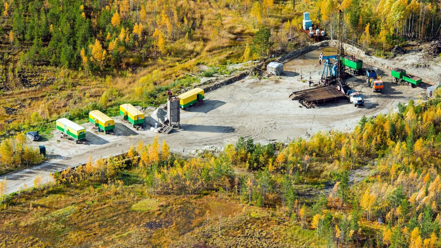 Läden zu, Dienste abgeschaltet: Die westlichen Ölkonzerne lösen ihre milliardenschweren Beteiligungen am russischen Energiegeschäft auf. Der britische BP-Konzern verkauft seinen 20-Prozent-Anteil am staatlichen russischen Ölkonzern Rosneft. Die britisch-niederländische Shell stößt ihre Beteiligungen an Ölfeldern und Gasprojekten in Russland ab. US-Konzern Exxon Mobil verabschiedet sich ebenfalls aus der Förderung eines riesigen Ölfeldes in Sibirien. Die westlichen Ölkonzerne lösen ihre milliardenschweren Beteiligungen am russischen Energiegeschäft auf. Der britische BP-Konzern verkauft seinen 20-Prozent-Anteil am staatlichen russischen Ölkonzern Rosneft. Die britisch-niederländische Shell stößt ihre Beteiligungen an Ölfeldern und Gasprojekten in Russland ab. US-Konzern Exxon Mobil verabschiedet sich ebenfalls aus der Förderung eines riesigen Ölfeldes in Sibirien.