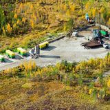 Die westlichen Ölkonzerne lösen ihre milliardenschweren Beteiligungen am russischen Energiegeschäft auf. Der britische BP-Konzern verkauft seinen 20-Prozent-Anteil am staatlichen russischen Ölkonzern Rosneft. Die britisch-niederländische Shell stößt ihre Beteiligungen an Ölfeldern und Gasprojekten in Russland ab. US-Konzern Exxon Mobil verabschiedet sich ebenfalls aus der Förderung eines riesigen Ölfeldes in Sibirien.