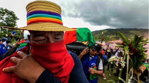 Trauernder Mann bei einem Beerdigungs-Zug in Kolumbien