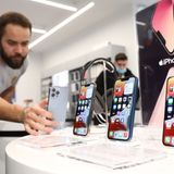 Apple hat den Verkauf seiner Produkte in Russland gestoppt. Der Export an alle Handelspartner, die in dem Land verkaufen (hier ein Geschäft in Moskau), ist eingestellt. Eigene Apple Stores gibt es dort ohnehin nicht. Auch der App Store sowie der Bezahlservice Apple Pay sind nur noch eingeschränkt verfügbar.