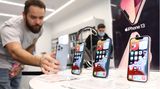 Apple hat den Verkauf seiner Produkte in Russland gestoppt. Der Export an alle Handelspartner, die in dem Land verkaufen (hier ein Geschäft in Moskau), ist eingestellt. Eigene Apple Stores gibt es dort ohnehin nicht. Auch der App Store sowie der Bezahlservice Apple Pay sind nur noch eingeschränkt verfügbar.