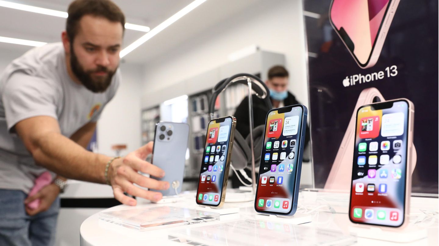 Läden zu, Dienste abgeschaltet: Apple hat den Verkauf seiner Produkte in Russland gestoppt. Der Export an alle Handelspartner, die in dem Land verkaufen (hier ein Geschäft in Moskau), ist eingestellt. Eigene Apple Stores gibt es dort ohnehin nicht. Auch der App Store sowie der Bezahlservice Apple Pay sind nur noch eingeschränkt verfügbar. Apple hat den Verkauf seiner Produkte in Russland gestoppt. Der Export an alle Handelspartner, die in dem Land verkaufen (hier ein Geschäft in Moskau), ist eingestellt. Eigene Apple Stores gibt es dort ohnehin nicht. Auch der App Store sowie der Bezahlservice Apple Pay sind nur noch eingeschränkt verfügbar.