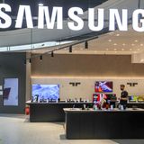 Auch Elektronikriese Samsung liefert nicht mehr. Das südkoreanische Unternehmen ist in Russland Marktführer bei Smartphones – mit einem Marktanteil von etwa einem Drittel. Auch auf Fernseher, Speicherchips und weitere Produkte von Samsung muss Russland verzichten. Die Telekommunikationskonzerne Ericsson und Nokia setzen ihre Lieferungen ebenfalls aus.