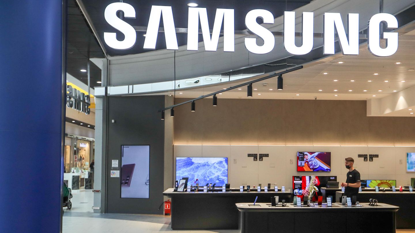 Läden zu, Dienste abgeschaltet: Auch Elektronikriese Samsung liefert nicht mehr. Das südkoreanische Unternehmen ist in Russland Marktführer bei Smartphones – mit einem Marktanteil von etwa einem Drittel. Auch auf Fernseher, Speicherchips und weitere Produkte von Samsung muss Russland verzichten. Die Telekommunikationskonzerne Ericsson und Nokia setzen ihre Lieferungen ebenfalls aus. Auch Elektronikriese Samsung liefert nicht mehr. Das südkoreanische Unternehmen ist in Russland Marktführer bei Smartphones – mit einem Marktanteil von etwa einem Drittel. Auch auf Fernseher, Speicherchips und weitere Produkte von Samsung muss Russland verzichten. Die Telekommunikationskonzerne Ericsson und Nokia setzen ihre Lieferungen ebenfalls aus.