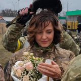 Eine Frau in Kampfuniform heiratet