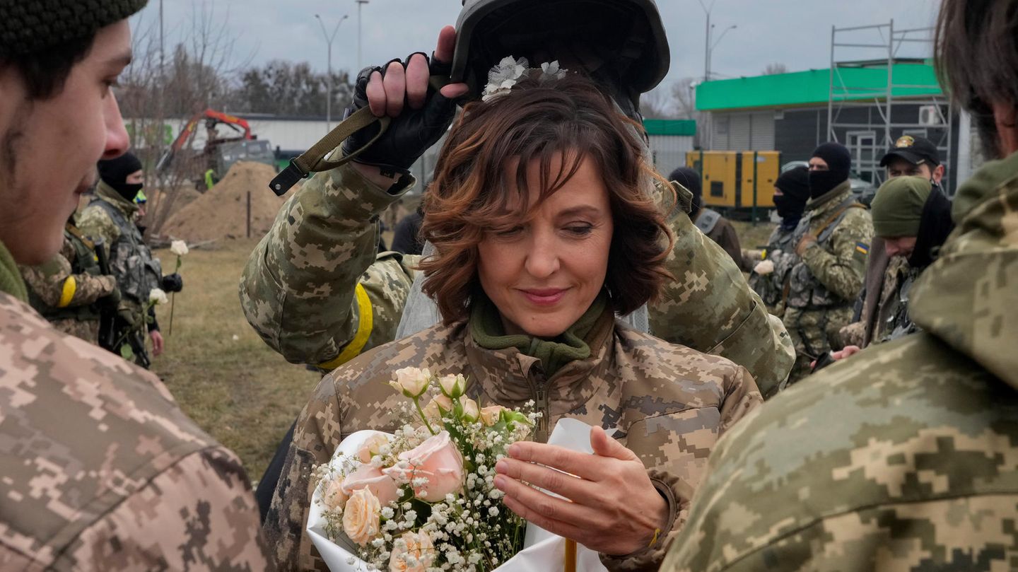 Eine Frau in Kampfuniform heiratet
