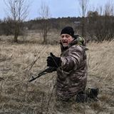 Ein Soldat in einer Graslandschaf kniet und schreit