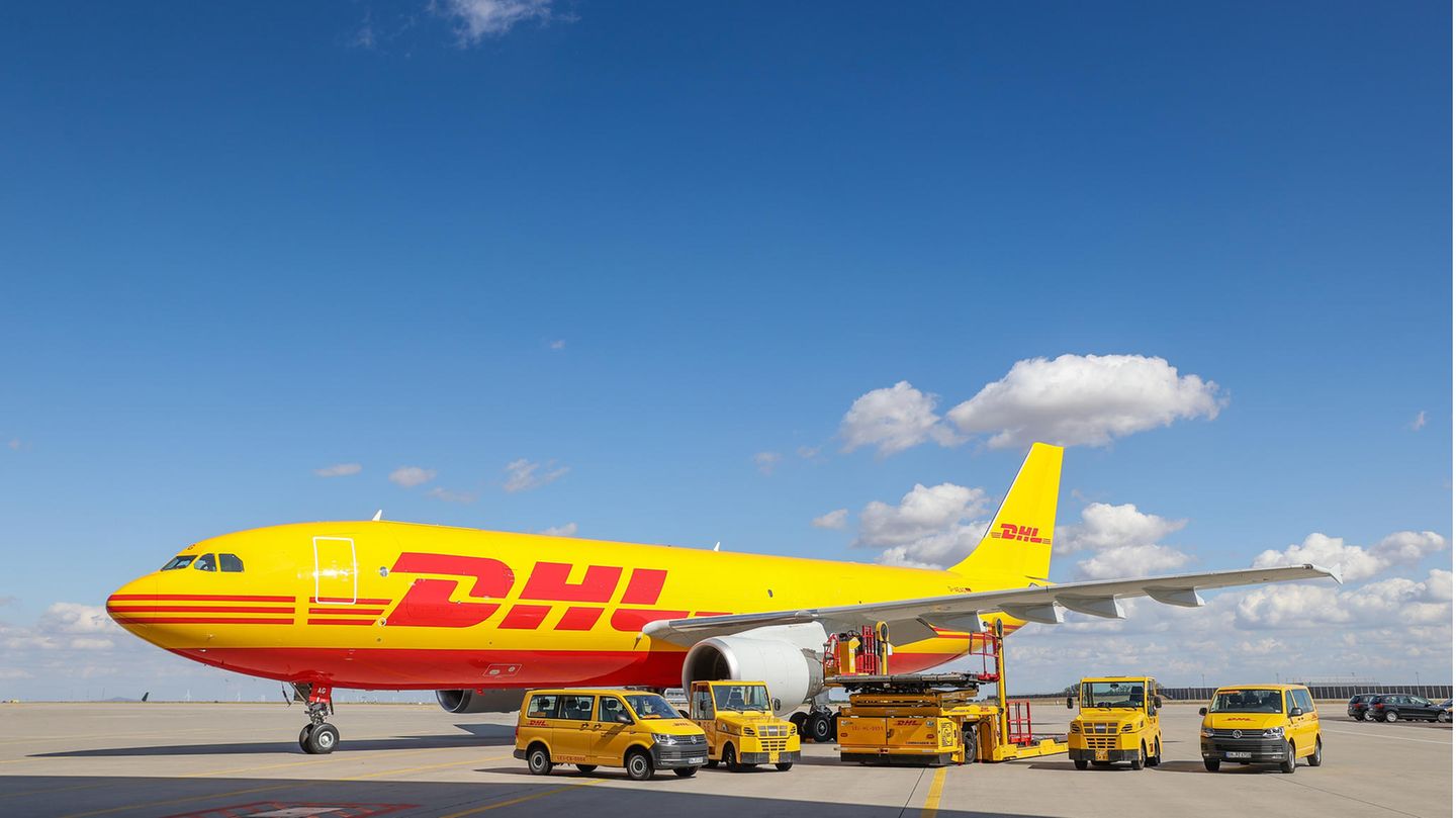Läden zu, Dienste abgeschaltet: Auch der allgemeine Warenverkehr mit Russland kommt zum Erliegen: DHL befördert derzeit keine Sendungen mehr nach Russland. Gleiches gilt für die Bahn-Logistiktochter DB Schenker sowie den Transportriesen Kühne+Nagel. Auch die US-Paketversender UPS und FedEx liefern nicht mehr. Die Reederei-Riesen Maersk und Hapag-Lloyd stellen ihre Containerfahrten von und nach Russland ein. Auch der allgemeine Warenverkehr mit Russland kommt zum Erliegen: DHL befördert derzeit keine Sendungen mehr nach Russland. Gleiches gilt für die Bahn-Logistiktochter DB Schenker sowie den Transportriesen Kühne+Nagel. Auch die US-Paketversender UPS und FedEx liefern nicht mehr. Die Reederei-Riesen Maersk und Hapag-Lloyd stellen ihre Containerfahrten von und nach Russland ein.