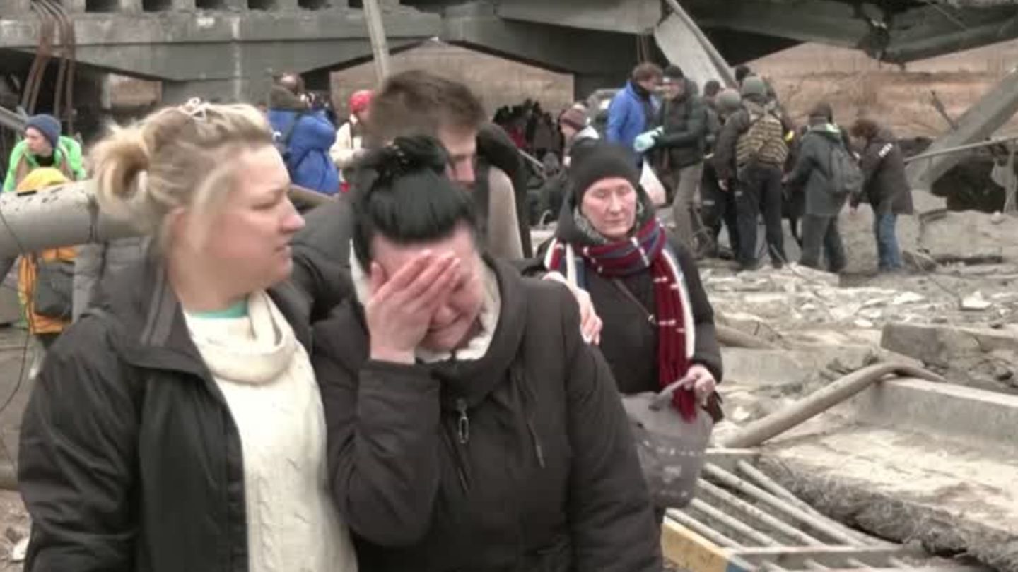 Ukraine: Russians shell Irpin – Refugees report (video)