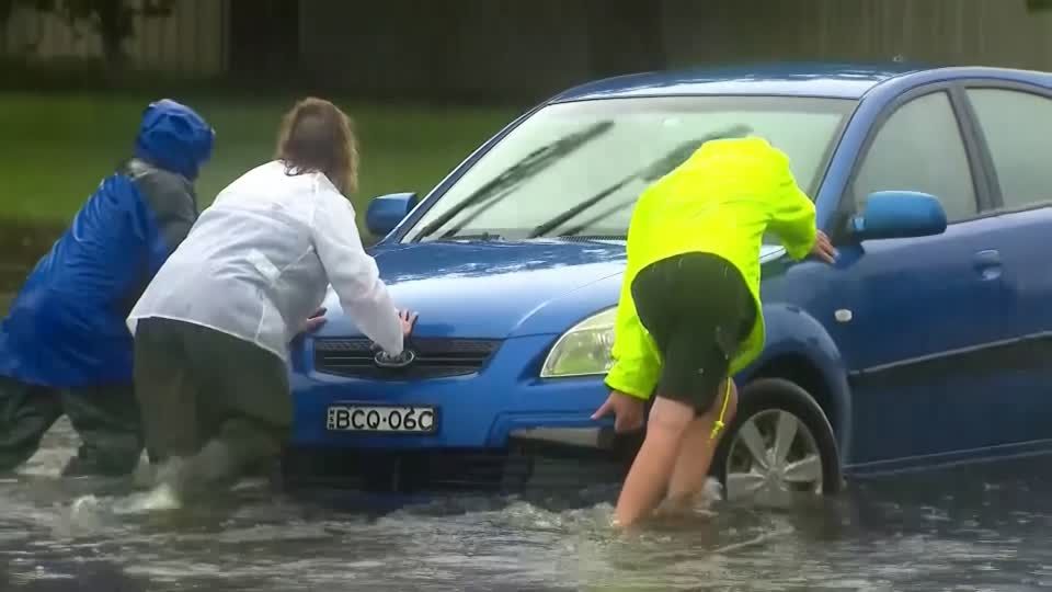 Australien: Überflutete Straßen, mitgerissene Autos: Sydney kämpft nach heftigem Regen mit Hochwasser Australien: Überflutete Straßen, mitgerissene Autos: Sydney kämpft nach heftigem Regen mit Hochwasser