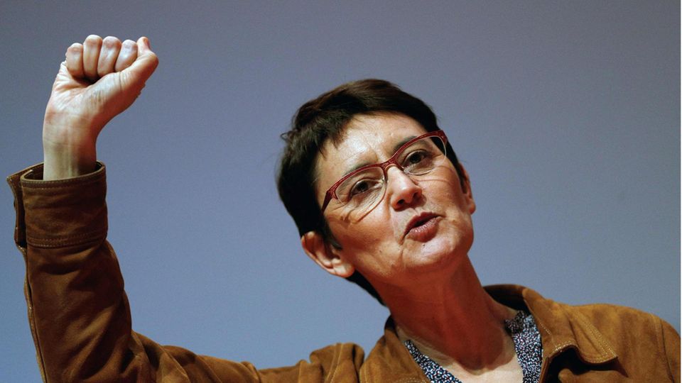 Nathalie Arthaud ist 52 Jahre alt und tritt für "Lutte ouvrière" (LO) – zu Deutsch: "Arbeiterkampf" – an. Sie ist Lehrerin für Wirtschaft und Management im Raum Paris und ist bereits 2012 und 2017 als Präsidentschaftskandidatin der trotzkistischen Partei angetreten – und holte 0,56 bzw. 0,64 Prozent der Stimmen.