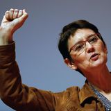 Nathalie Arthaud ist 52 Jahre alt und tritt für "Lutte ouvrière" (LO) – zu Deutsch: "Arbeiterkampf" – an. Sie ist Lehrerin für Wirtschaft und Management im Raum Paris und ist bereits 2012 und 2017 als Präsidentschaftskandidatin der trotzkistischen Partei angetreten – und holte 0,56 bzw. 0,64 Prozent der Stimmen.