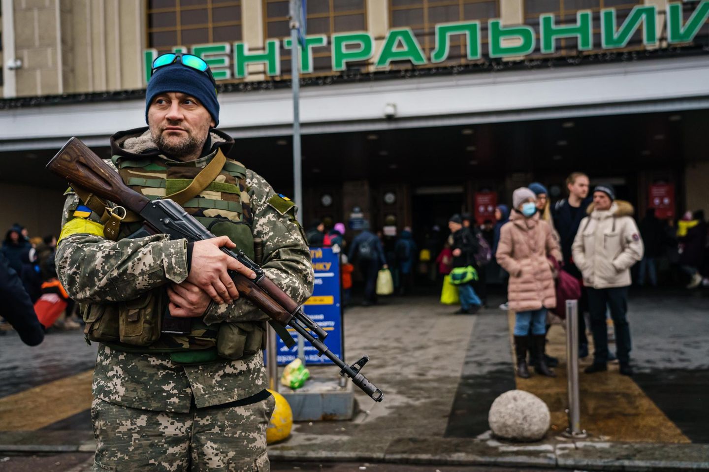 Ukraine-Krieg: Ein Soldat wacht vor dem Bahnhof von Kiew. Überall in der Stadt gibt es Checkpoints, Barrikaden, Panzersperren. Und das Misstrauen wächst. Immer wieder kommt es zu Feuergefechten Ein Soldat wacht vor dem Bahnhof von Kiew. Überall in der Stadt gibt es Checkpoints, Barrikaden, Panzersperren. Und das Misstrauen wächst. Immer wieder kommt es zu Feuergefechten