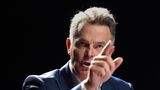 Fabien Roussel ist 52 Jahre alt und hat seine Karriere als Fernsehjournalist begonnen. 2014 wechselte er in die Politik, als er sich zum Stadtrat wählen ließ. Seit 2018 ist er Generalsekretär der "Parti communiste français" (Kommunistische Partei Frankreichs) und seit Mai 2021 auch der Präsidentschaftskandidat seiner Partei.