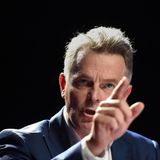 Fabien Roussel ist 52 Jahre alt und hat seine Karriere als Fernsehjournalist begonnen. 2014 wechselte er in die Politik, als er sich zum Stadtrat wählen ließ. Seit 2018 ist er Generalsekretär der "Parti communiste français" (Kommunistische Partei Frankreichs) und seit Mai 2021 auch der Präsidentschaftskandidat seiner Partei.