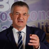 Jean Lassalle ist 66 Jahre alt und in der Politik, seit er 21 ist. Im März 2021 hat er seine Kandidatur für "Résistons" – zu Deutsch etwa: "Leisten wir Widerstand!" – erklärt. Die Partei hat er 2016 selbst gegründet und ist schon 2017 zur Präsidentschaftswahl angetreten. Damals holte er 1,21 Prozent der Stimmen.