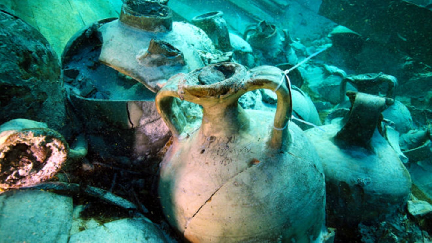Im grünlich schimmernden Wasser sind Amphoren und andere Gefäße zu sehen