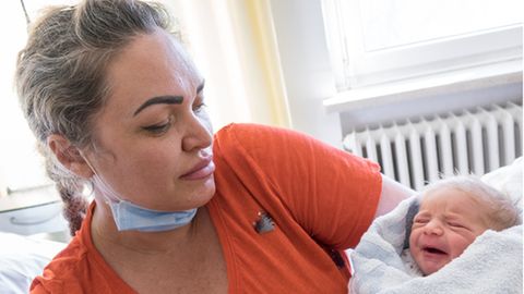 Anna Marchenko hält ihren neugeborenen Sohn in den Armen.